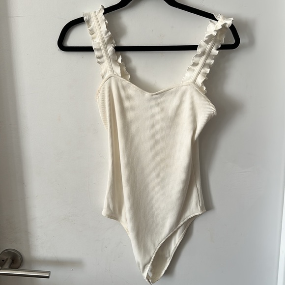 Isalis Off White Ribbed Ruffle Bodysuit - Picture 3 of 6